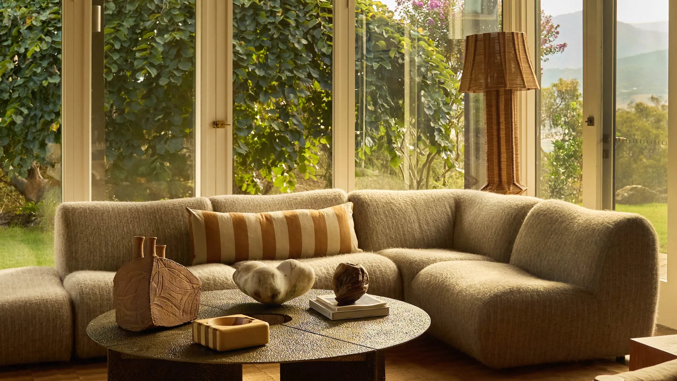 A Mid‑Century Farmhouse Near Melbourne: A Riot of Color in the Countryside