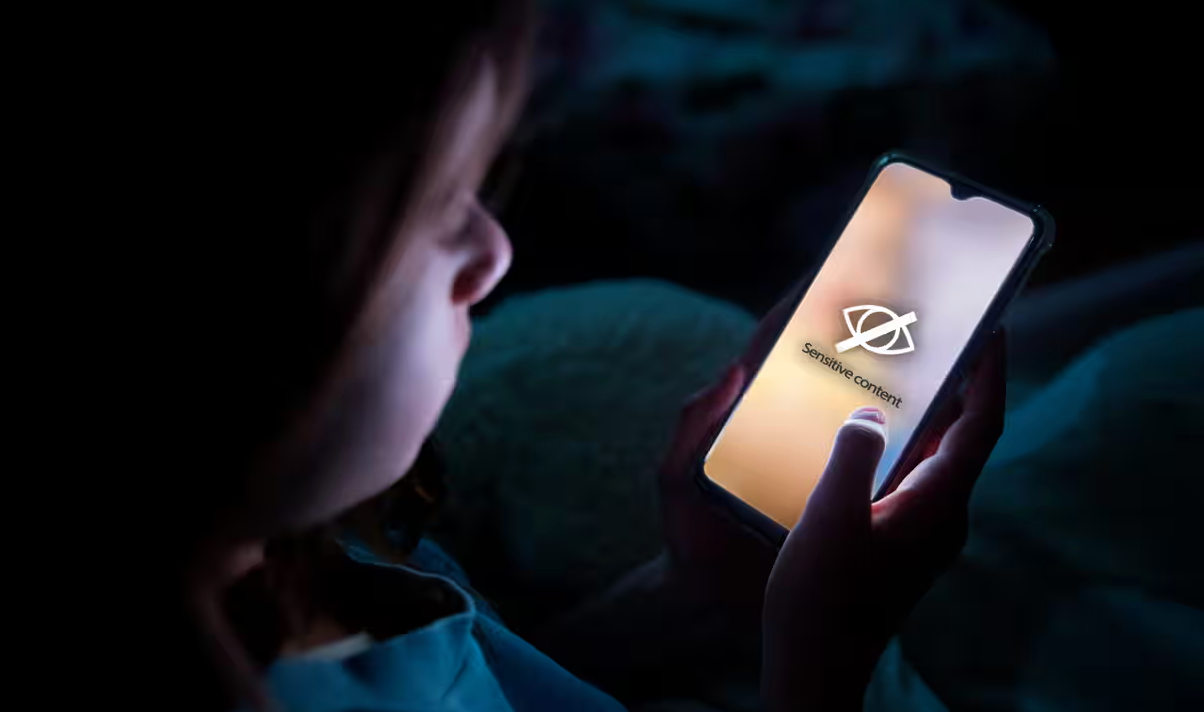 Children under six should avoid screen time, French medical experts say