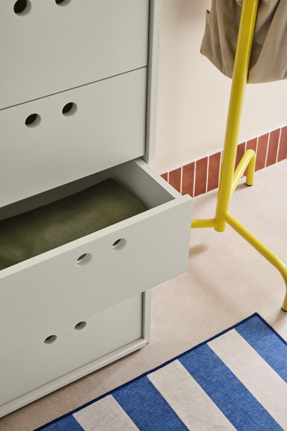 Tall Chest Wally – Cream | 40×40×118 cm