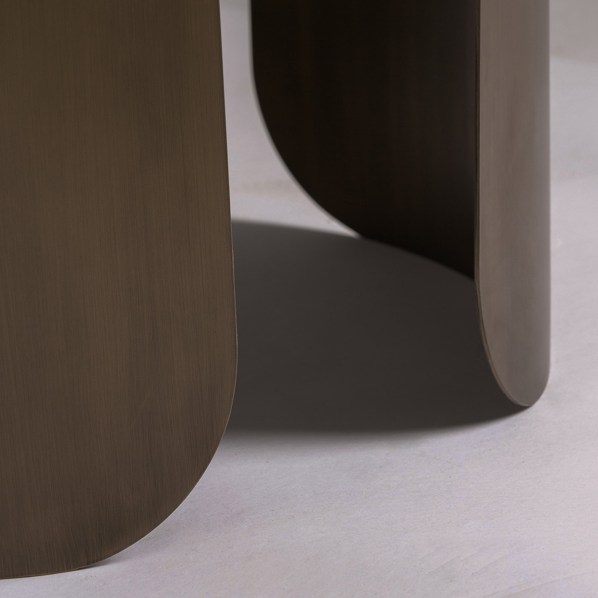 VIMPERK DINING TABLE