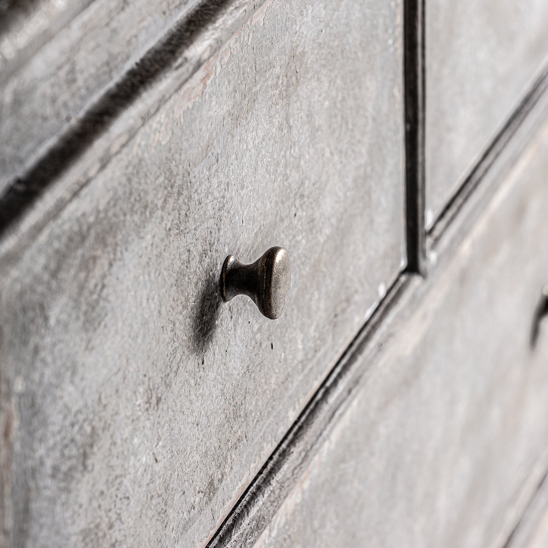 FORMELLE CHEST OF DRAWERS