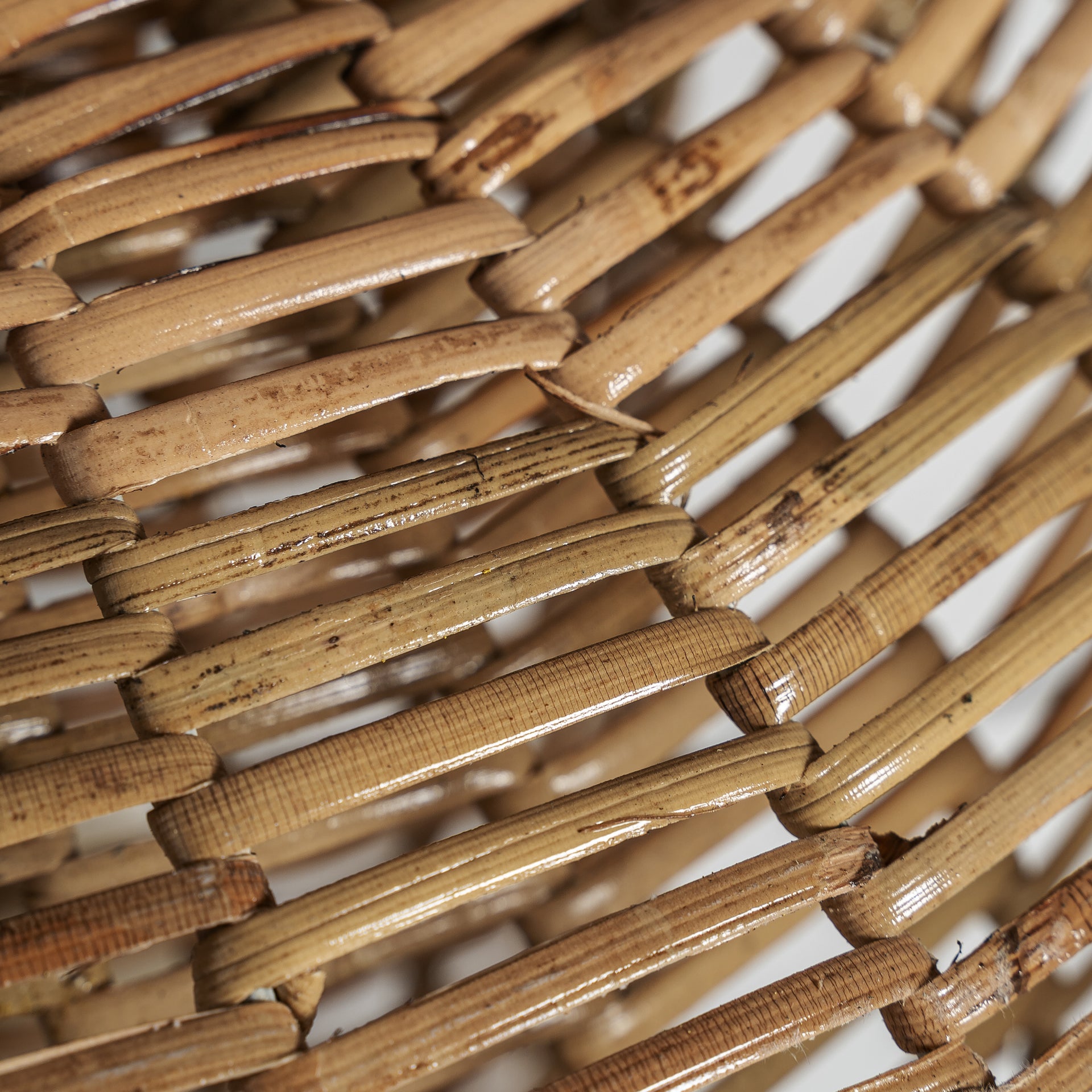 PLISSÉ RATTAN WALL LAMP