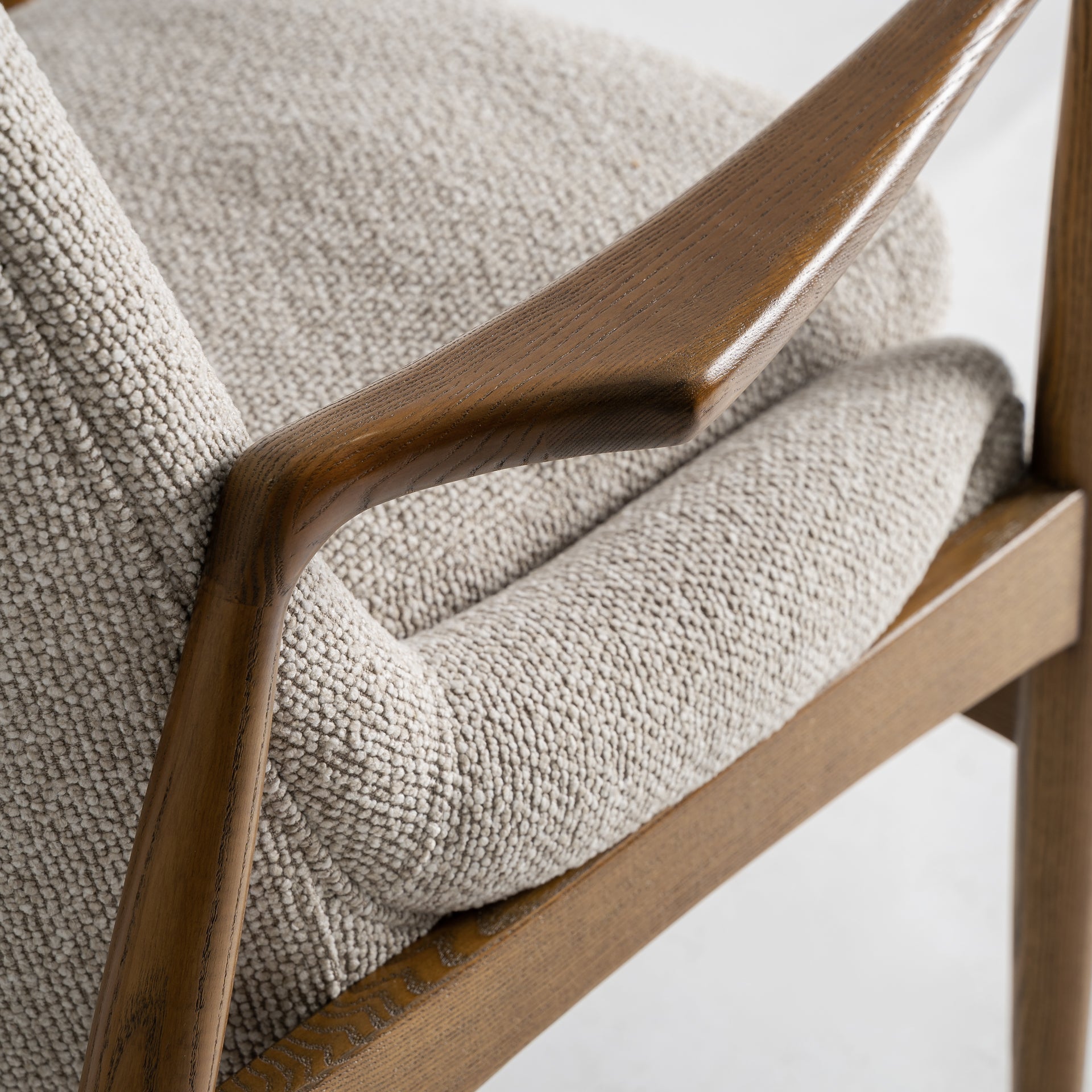 TIGVENI ARMCHAIR